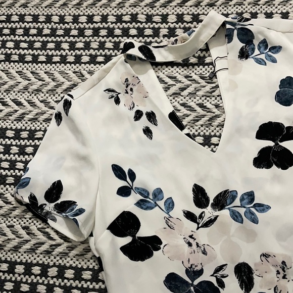 NWOT Graphic Flower Choker Neck Tee - Picture 4 of 8